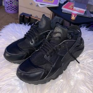 Black nike huaraches 8.5